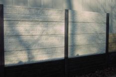 betonschutting lichtgrijs
