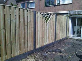 hout-betonschutting laten plaatsen