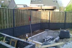 Luxe hout-betonschutting met Romeins motief