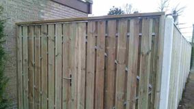 houten poort in schutting
