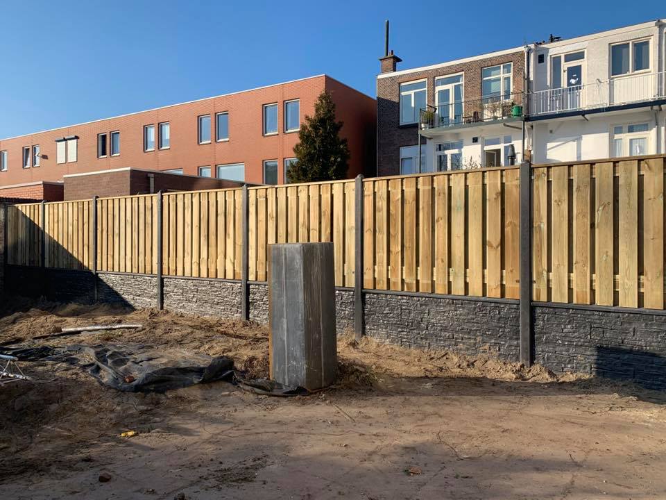 Luxe hout-betonschutting antraciet met rotsmotief