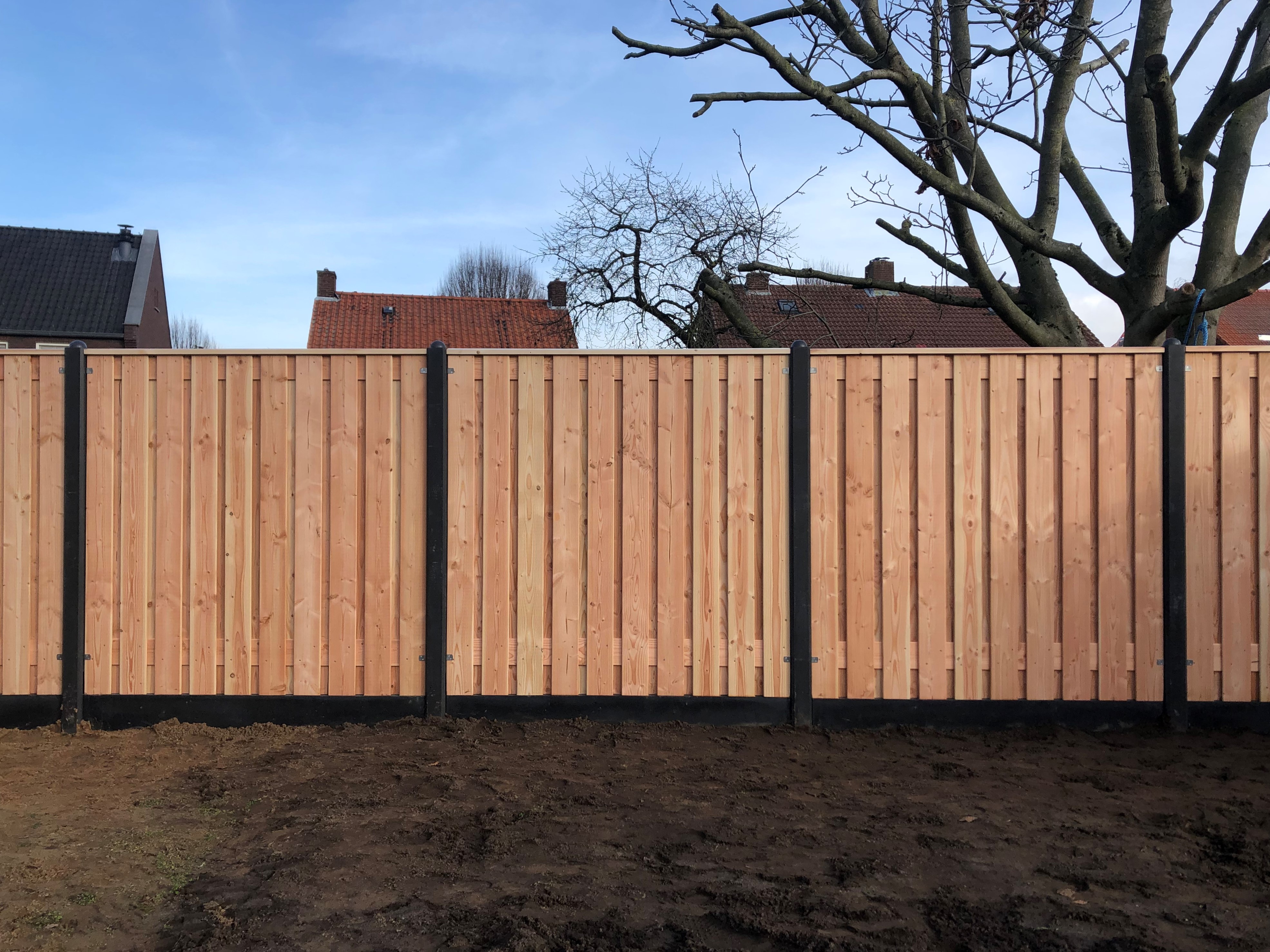 hout-betonschutting met gaasschermen