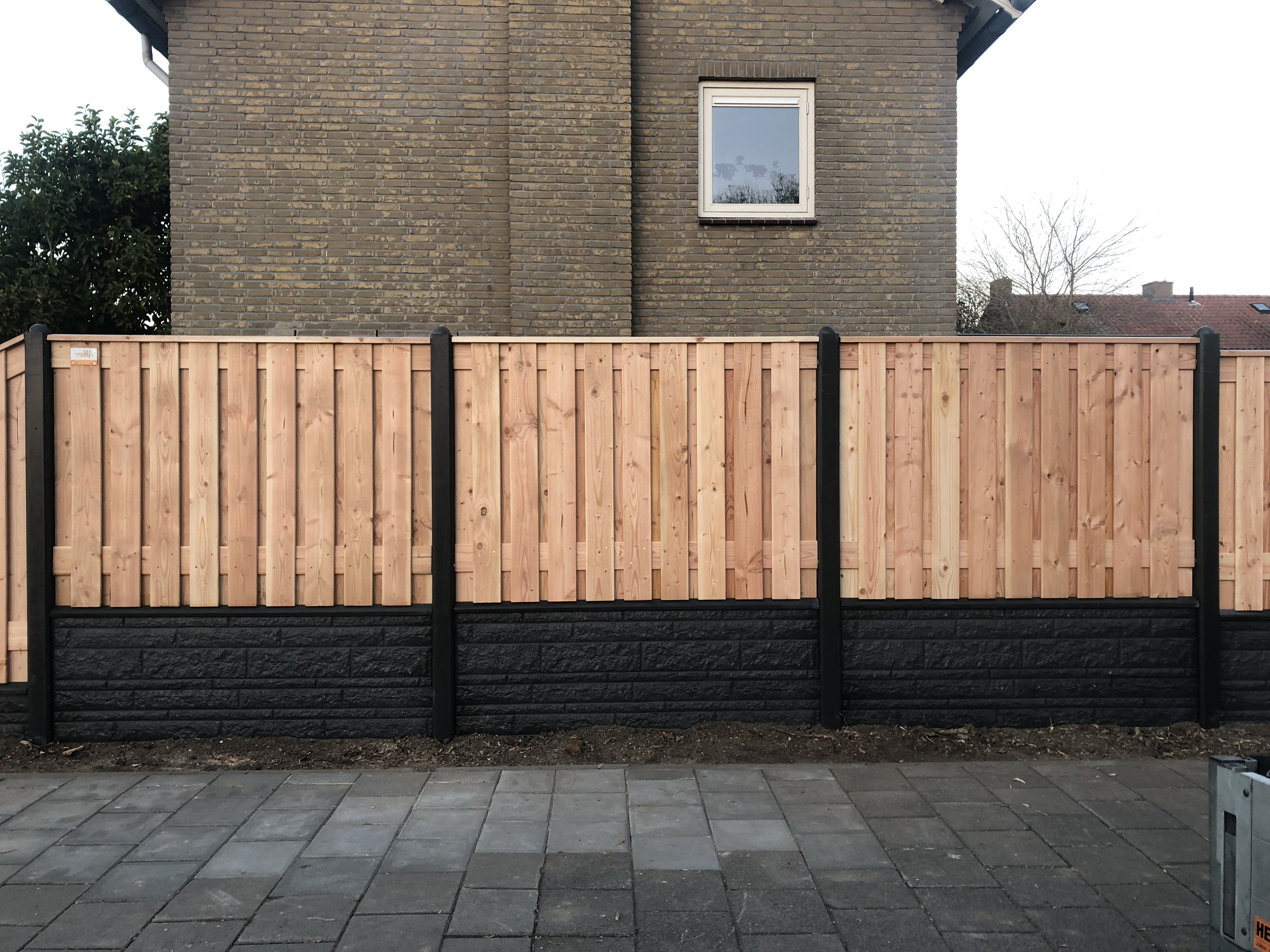 Luxe hout-betonschutting sponningpalen met betonmutsen