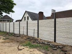 betonschutting met nostalgiemotief