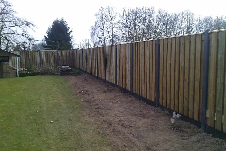 hout-betonschutting met rechte tuinschermen